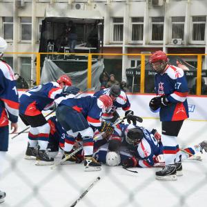 Мэр Пятигорска наградил победителей хоккейного матча